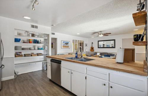 Vacation House! 6BR, FREE Heated Pool, Arcade & Hot Tub - Photo 34