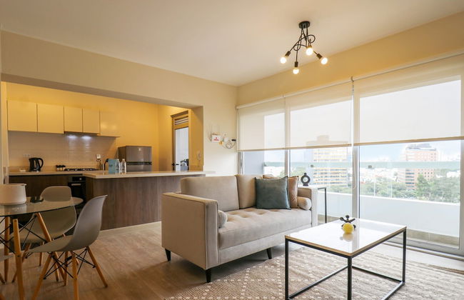 w Admirable 2BR w Modern Balcony in Miraflores - Photo 1