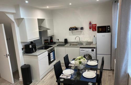 Charming 2- Bedroom Apartment - Photo 3