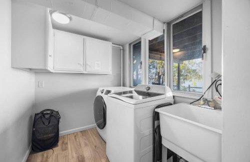 Waterfront retreat w/ wraparound deck & BBQ - Foto 65