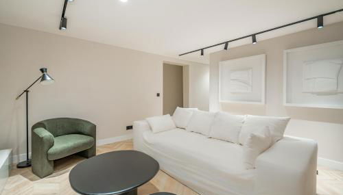 Location, Luxury & Style Best 5Bed in Madrid - Photo 2
