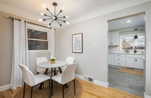 Main Street Retreat Hot Tub Sleeps 8 - Foto 12