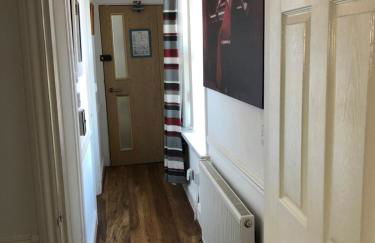 FREE DOG STAY - LARGE APARTMENT - Walk in Shower -FULL Kitchen - Free On Street Parking, NETFLIX - Super Fast WiFi - DVD's-Welcome Tray - No Deposits - Just Meters from Gavin n Stacey Film House - Foto 28