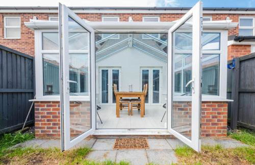 Charming House with Free Parking - Photo 32