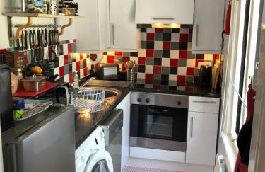 Little Gem with Private Hot Tub - Up to 25 percent off ferry - Foto 9