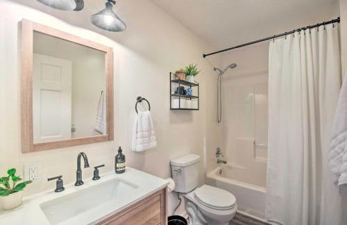 Lakefront Townville Gem with Boat Dock and Kayaks - Foto 12