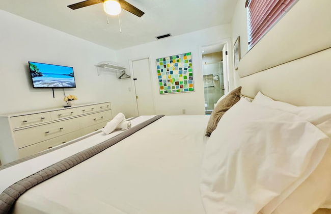 Riverfront King Bed Pool Nearby Beach - Foto 14