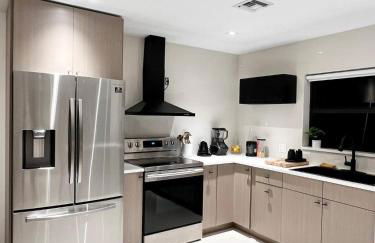 Super stylish 4 BR Home Steps from the Fun - Foto 11