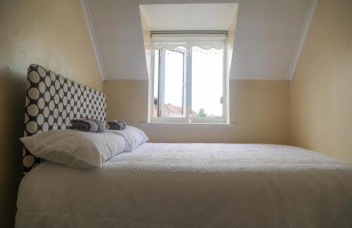 Luxe Cosy&Spacious 2 Bed House - Super Fast Wi-Fi & Private Parking Near GLO Airport & Cheltenham Racecourse - Foto 8