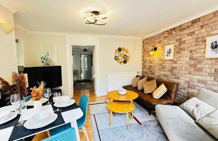 Inviting 2 Bed Guest House steps away from Ascot Racecourse 3 mins drive, 5 mins to Legoland, 12 mins to Windsor Castle Perfect for families & racegoers alike - Foto 1