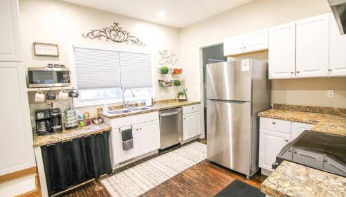 Fenced Yard and Patio W Grill plus Game Room - Foto 3