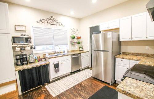 Fenced Yard and Patio W Grill plus Game Room - Foto 3