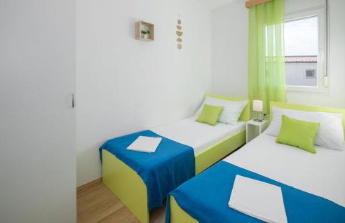 Awesome Home In Tinjan - Foto 14