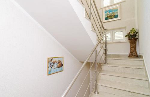 Apartments & Rooms Bari i -Standard One Bedroom Apartment with Balcony and Garden View APT-3 - Photo 16