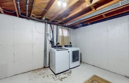 Charming four bedroom home with large yard and plenty of room for family - Foto 38