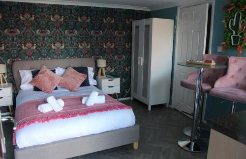 Thorpe Park Studio - Detached Stay & Free Gated Parking - Foto 7