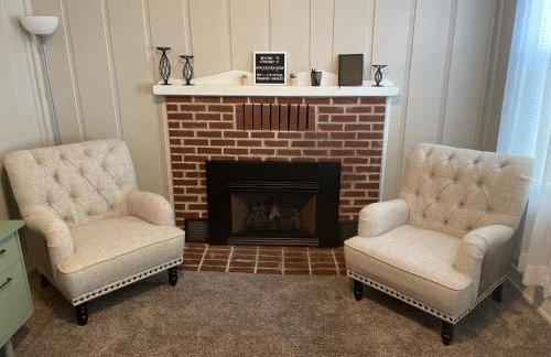 Downtown 2 Bedroom Cottage, Sleeps 6, Walking Distance to Honeywell, Downtown Restaurants, Shopping - Foto 6