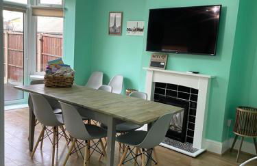 Spacious Family Home Minutes from the Beach - Foto 29