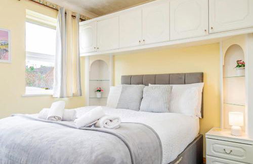 Spacious 4 Bedroom Home in Central Milton Keynes - Foto 1