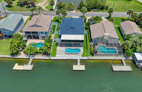 Waterfront home with pool and gameroom! - Foto 23