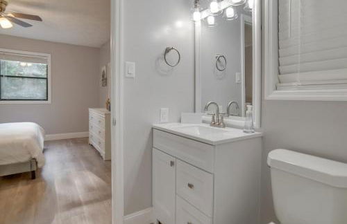 Kodak Getaway with Covered Decks and Game Room! - Foto 11