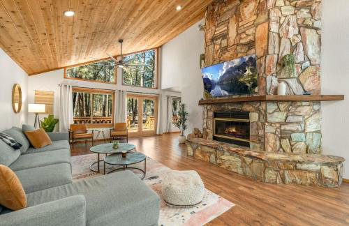 Pinewood Lodge - Backs to Forest - Near Downtown! - Foto 1