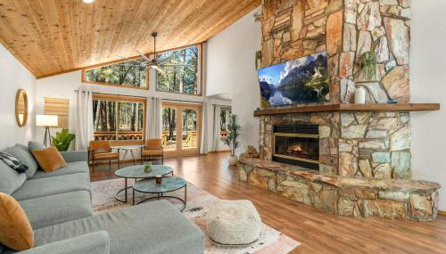 Pinewood Lodge - Backs to Forest - Near Downtown! - Foto 1