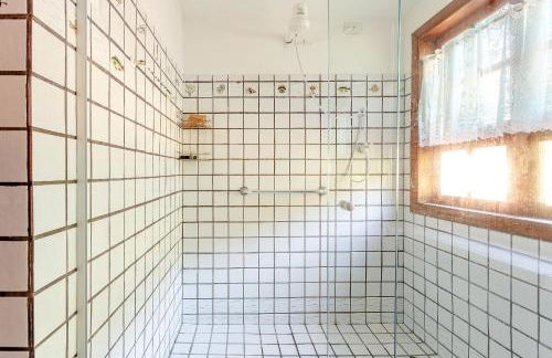 Casa dos Pássaros na areia a 20m da Praia da Baleia com 3 suítes e 1 dorm com ar condicionado, wifi, smart tv, cozinha completa e churrasqueira - Foto 33