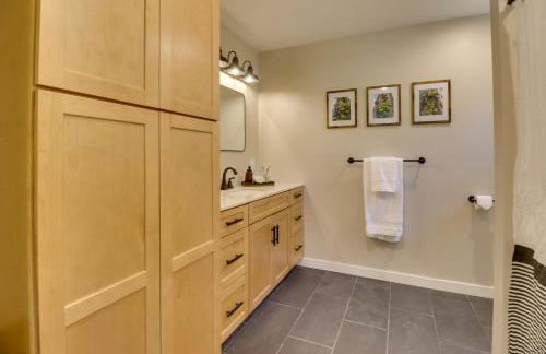 Lakeside Cabin Retreat with Private Hot Tub! - Foto 18