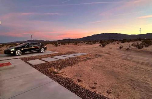 Serene Modern Home Backdoor with great WiFi, games, movies, patio seating and bbq Easy Access to North Joshua Tree National Park in 10 minutes - Foto 51