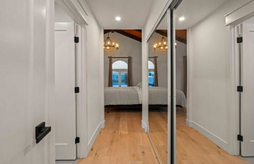 Spacious Modern Home with Rooftop & Private Backyard - Foto 38