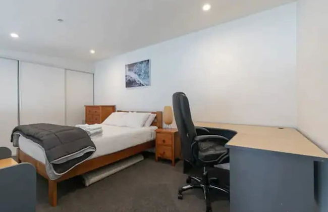 Roomy Loft 2 Bedroom w/ Free Parking Zodiak Stays - Photo 2