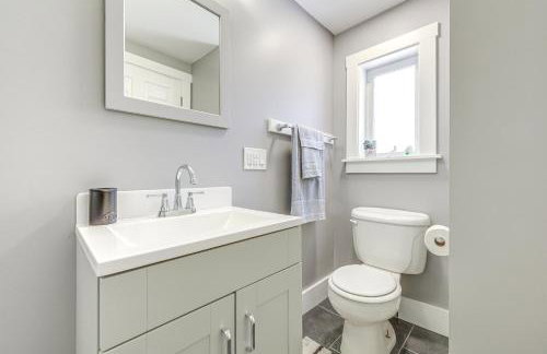 half Mi to Dtwn and Harbor Park Home with Large Yard! - Foto 14