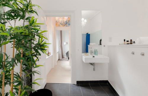 RARE FIND off Oxford St! SOHO 5bed Design House For XXL Groups - Photo 8