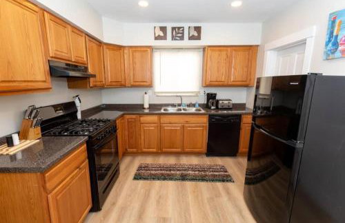 Updated & Comfy Bungalow with Parking Easy Access - Foto 9