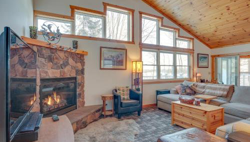 Lakefront Tomahawk Getaway with Deck and 2 Fireplaces! - Foto 5