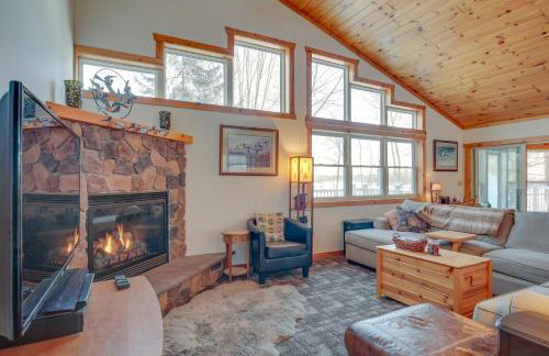 Lakefront Tomahawk Getaway with Deck and 2 Fireplaces! - Foto 5