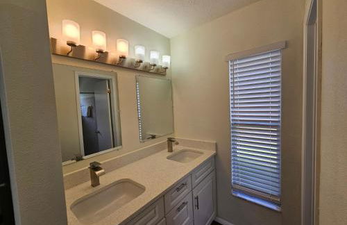 Magical Getaway- Cozy Home Minutes from Disney, Restaurants & Outlets! - Foto 28