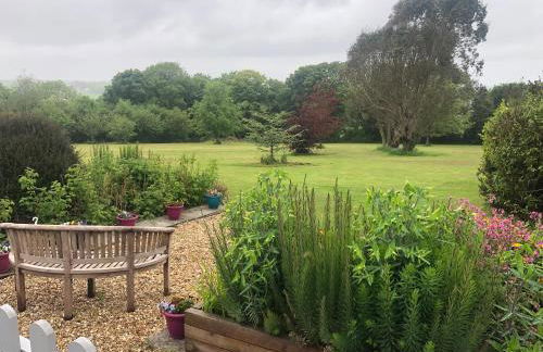 Detached, peaceful, spacious with easy access and very large garden - Foto 2