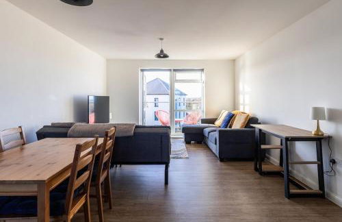 Lane End - Bright & Spacious 2-Bed Flat with Balcony & Parking - Foto 11