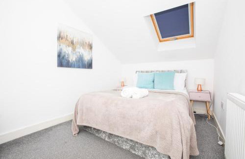 Spacious 4BR Home in Manchester with Parking & Wi-Fi - Foto 9
