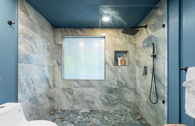 Spacious Family Home w Pool Hot Tub Large Yard - Photo 32