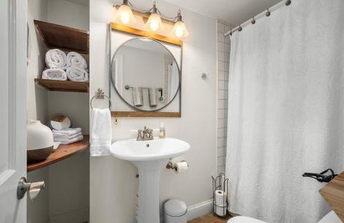 Babes Bungalow by Leavetown Vacations - Photo 5