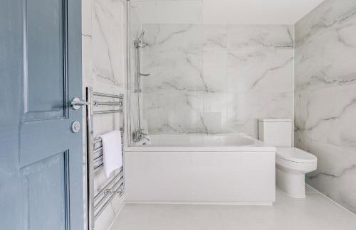 Immense Bright 5BR House near Kensington Olympia - Photo 63