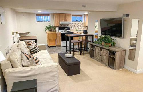 Rare Find Spacious Basement Apartment with Parking - Foto 1