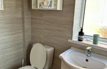 Cosy 2BR Home with Garden & Parking - Foto 50