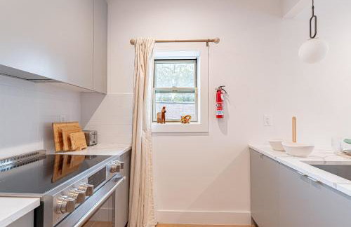 Scandinavian in Brooklyn w Balcony Near Park - Foto 10