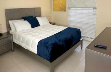 Luxurious 4-Bedroom House with Pool - Foto 8