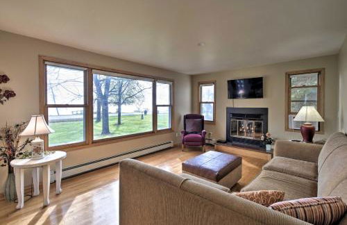 Charming Neenah House with Porch on Lake Winnebago! - Foto 1