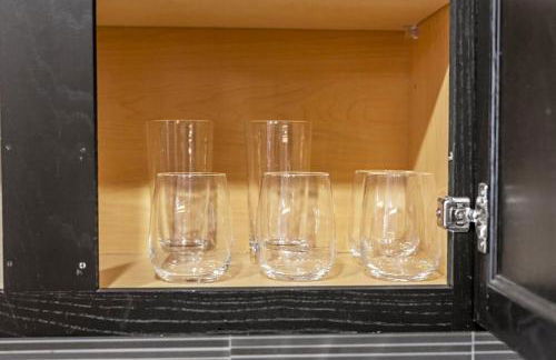 Beautiful Apt in Downtown W/ Pool | Parking - Foto 42